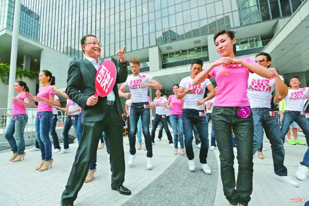 亞視到政府總部抗議引入其他免費電視牌照，其大股東王征在現場盡情跳舞