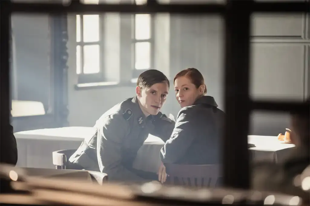 《波斯密語》劇照：電影中納粹軍人男女間的感情戲很肥皂劇。