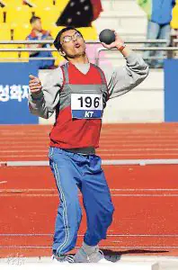 陳成忠就不僅能跑，還能擲。他在2002年遠南運動會上，取得鉛球項目的一枚金牌。