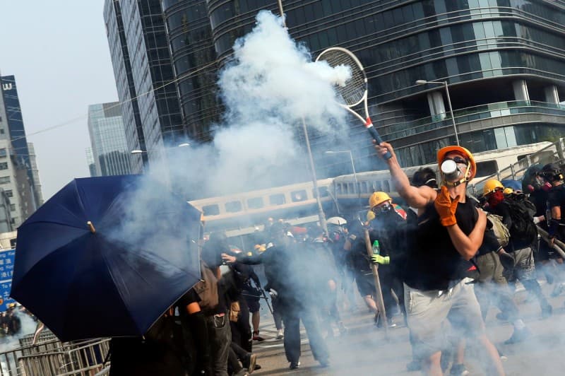 2019年香港示威者以網球拍對抗催淚彈（路透社）